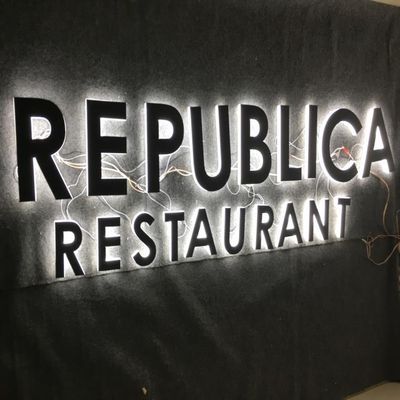 Signage Huruf Akrilik LED Depan Toko Bisnis 30cm