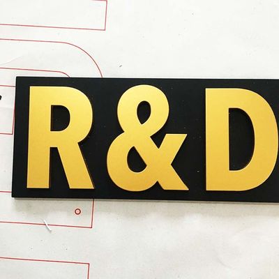 Logo Bisnis Huruf Plastik Bening Untuk Tanda Dekorasi Dalam Ruangan