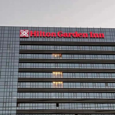 3-5mm Tanda Bangunan Akrilik UV Dicetak Huruf Stainless Steel Fabrikasi