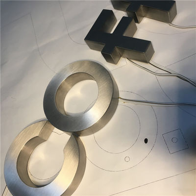 Resin Acrylic Backlit Channel Letters Disesuaikan Disikat Chrome 12VDC