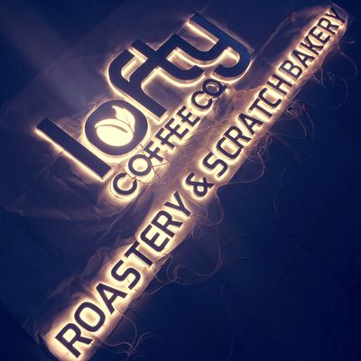 Resin Acrylic Backlit Channel Letters Disesuaikan Disikat Chrome 12VDC